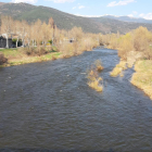 Imatge del riu Segre ahir al seu pas per la Seu d’Urgell sense cap activitat de pesca.