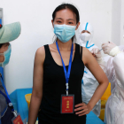 Un médico inyecta una vacuna a una voluntaria en Wuhan como parte de un ensayo clínico para combatir la propagación del coronavirus.