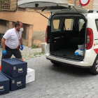 Un voluntari de Creu Roja Lleida repartint aliments per als usuaris del menjador social Jericó, aquest estiu.