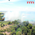 Un helicóptero de Bomberos en el incendio de ayer en Lleida. 