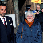 L’exconsellera Clara Ponsatí, acompanyada del seu advocat, Aamer Anwar, al sortir del jutjat escocès ahir.