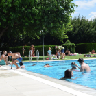 Imatge de veïns i turistes de la Seu d’Urgell banyant-se ahir a la piscina municipal.