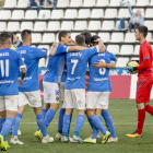 Jugadors del Lleida celebren un gol durant el partit davant de l’Eixea.