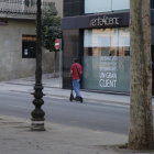 Imatge d’arxiu d’un patinet circulant per la calçada.
