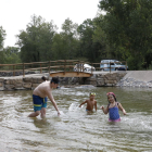 Imatge de nens banyant-se a la platja fluvial d’Ogern, a l’Alt Urgell.