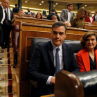 El president del Govern en funcions, Pedro Sánchez, i la vicepresidenta, Carmen Calvo, a l'inici de la sessió de control.