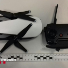 Los agentes hallaron el dron, de 430 gramos y valorado en más de 800€, escondido entre unas hierbas. 