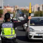 Un agente controla las salidas y entradas de Madrid, perimetrada.