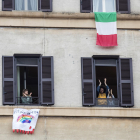 Italians aplaudien ahir els sanitaris des de casa.