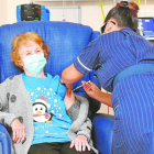 Margaret Keenan fue la primera mujer en ser vacunada en el Reino Unido la semana pasada.