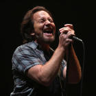 El cantante Eddie Vedder, al frente de la banda Pearl Jam.