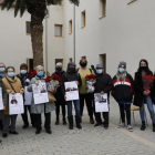 Algunos de los participantes y organizadores del calendario en homenaje a los mayores del Centre Històric de Lleida, ayer durante la presentación del almanaque. 