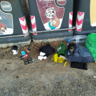 Contenidors a Bellcaire amb escombraries a l’exterior.