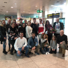 Jaume Betriu, junto a su pareja Laia Sanz, fue recibido en el aeropuerto por familiares y amigos.