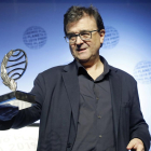 El escritor Javier Cercas, anoche tras recibir el Premio Planeta en la gala celebrada en Barcelona.
