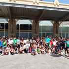El centenar de niños y adolescentes que participan en las colonias llegaron ayer a Lleida. 