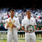 Djokovic y Federer, ayer tras la final más larga de la historia de Wimbledon que se adjudicó el serbio.