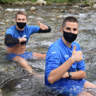 Los jugadores del Lleida disfrutaron ayer de un baño en el río tras el entrenamiento en Aran.
