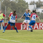 Natàlia, de blau amb el dorsal 11, intenta avançar davant de dos rivals diumenge passat a Gijón.