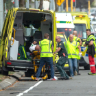 Los servicios médicos atienden a las decenas de heridos en el doble atentado terrorista.