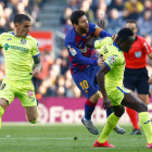 Messi és obstruït pel jugador del Getafe Etebo durant el partit d’ahir al Camp Nou.