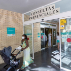 Una dona surt amb el seu nadó d’un centre de salut de Saragossa de sotmetre’s a una prova PCR.