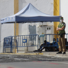 Agents i personal de seguretat custodien alguns dels migrants que van poder saltar la tanca ahir.