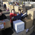 Nens 'construint' l'institut de Cappont amb capses de cartró en un acte reivindicatiu el 2019.