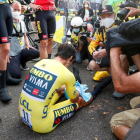 Primoz Roglic, sentado en el suelo después de perder el Tour.