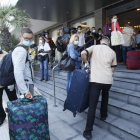 Els primers turistes alemanys, a l’arribar ahir a un hotel de Palma.