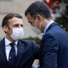 Macron saludando a Sánchez, el lunes, a la llegada del presidente español al Palacio del Elíseo, en París.