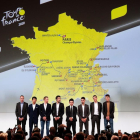 El ganador Egan Bernal, junto a otros compañeros ciclistas, en la presentación del Tour de Francia.