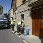 Labores de recogida puerta a puerta de residuos en el Segrià por parte de Sorigué a finales de 2018.