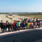 Nens de totes les edats al circuit BMX de Vila-sana amb les pistes al fons.