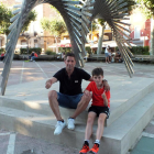 Joan Capdevila, el pasado viernes en Tàrrega, acompañado de su hijo Gerard, también futbolista.