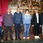Els guanyadors dels Premis Literaris de Lleida 2019, Jordi Romeu i Anna Garcia, amb l'alcalde Miquel Pueyo i els secretaris del jurat.