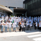 Moment de la concentració davant l'entrada principal de l'hospital Santa Maria