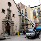 Instalación de luces de Navidad a la plaza Sant Francesc de Lleida.