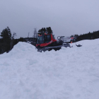 Esquiadors a Baqueira Beret, que ofereix més de 100 quilòmetres esquiables, mentre que les màquines treballen la neu a Espot.