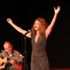 La cantante francoportuguesa Bévinda presentó en Lleida los temas de su nuevo álbum, ‘Mes sud’.
