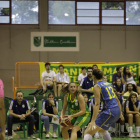 Nacickaite, presionada por las jugadoras del Cadí Jovana Nogic y Anna Palma.