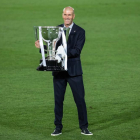 Zidane, con la copa de campeón de la Liga el pasado jueves.