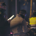 Un control rutinari nocturn, en una zona de locals de festa de Barcelona.