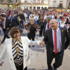 L’alcaldessa de Tàrrega, Rosa Maria Perelló, i el seu marit van obrir el popular Ball de l’Eixida.