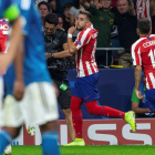 El mexicano Herrera celebra su gol que significaba el 2-2 mientras va a felicitarle Correa.