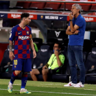 Messi passa davant de Quique Setién en un partit recent.