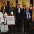 Acosta, segundo por la derecha, junto al alcalde, y otros miembros del consistorio y del jurado del premio.
