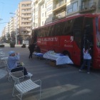 Imatge del Bus de la Sang que es va instal·lar ahir a la plaça Ricard Vinyes de Lleida ciutat.