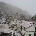 El refugi de Certascan, a Vall de Cardós, va aparèixer ahir al matí amb una fina capa de neu.