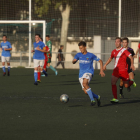 Un futbolista del Lleida controla la pilota, seguit d’un altre de l’Artesa, ahir a Gardeny.